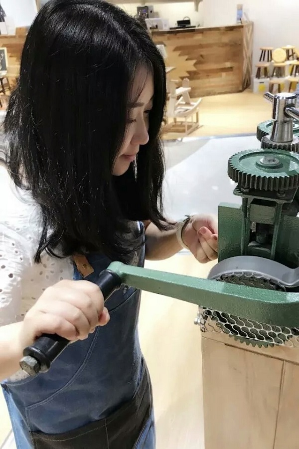 【魅力教师】 不忘教育初心 爱在三尺讲台 ——记白菜官网传媒与艺术设计系副教授陈敏